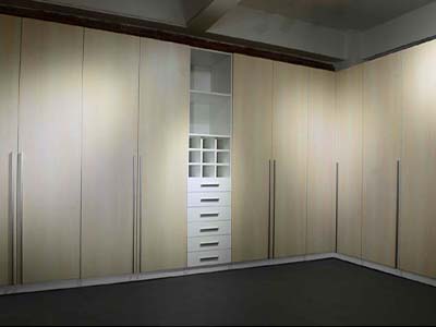 Example of application of the strip-shaped side recessed handle